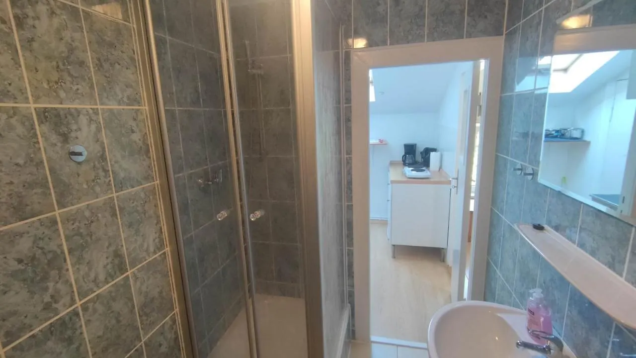 Möbliertes 1 Zimmerapartement für 3 Personen mit Bad und Küchenzeile Berlin 0*,